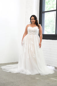 Plus Size Bride in Ivory Off White Lace A-line Wedding Gown