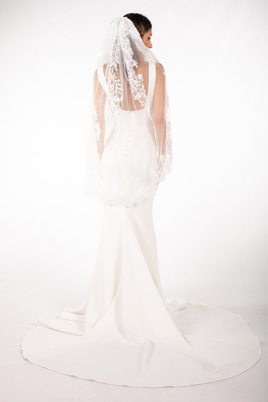 DAISY Short Wedding Veil with Lace Appliques